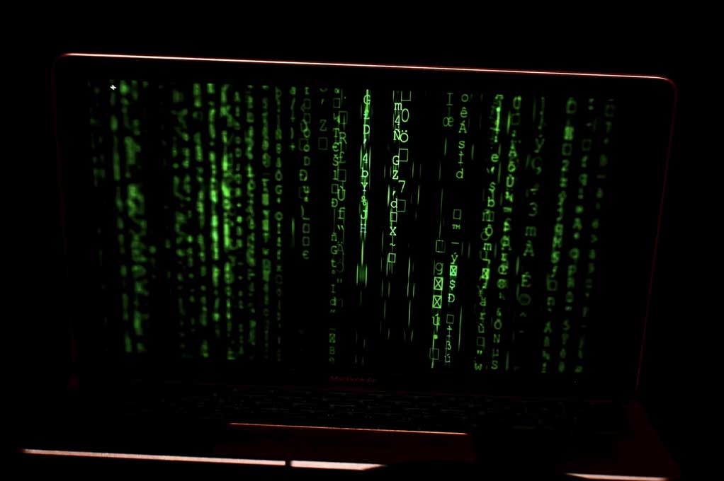 Pantalla de ordenador con signos en un fondo negro