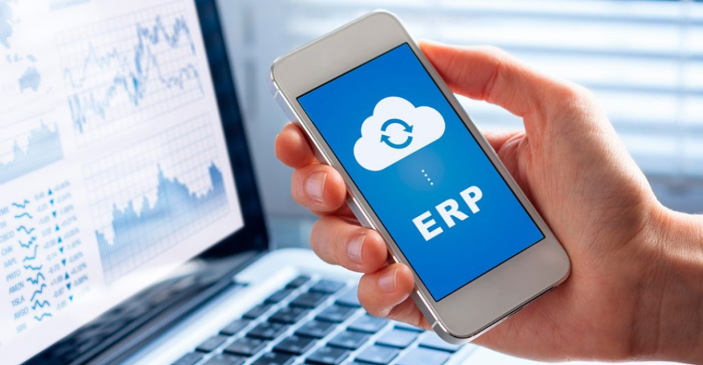 ERP móvil mostrado en un smartphone, gestionando operaciones empresariales en tiempo real.